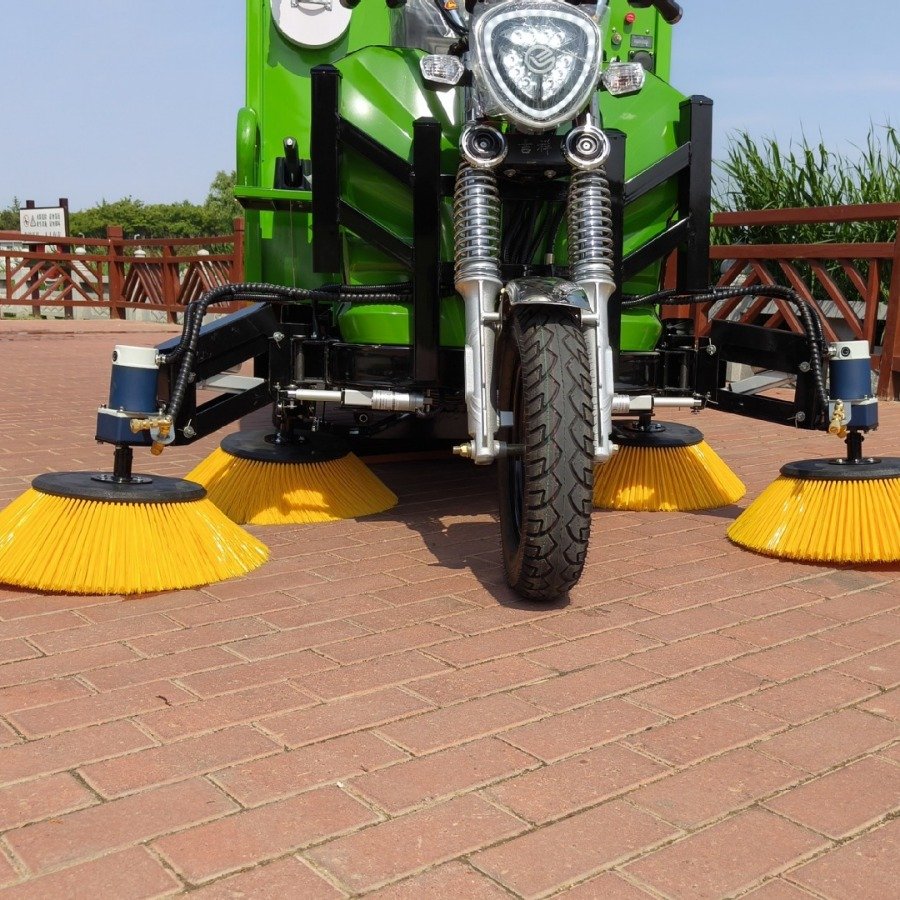 Leaf collection, crushing and sweeping vehicle, multi-functional leaf suction, road and community sanitation leaf collection vehicle - 图片 3